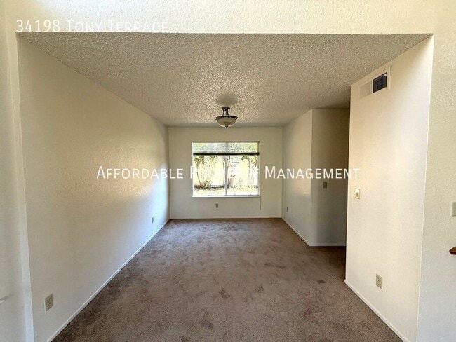 Foto del edificio - 34198 Tony Terrace