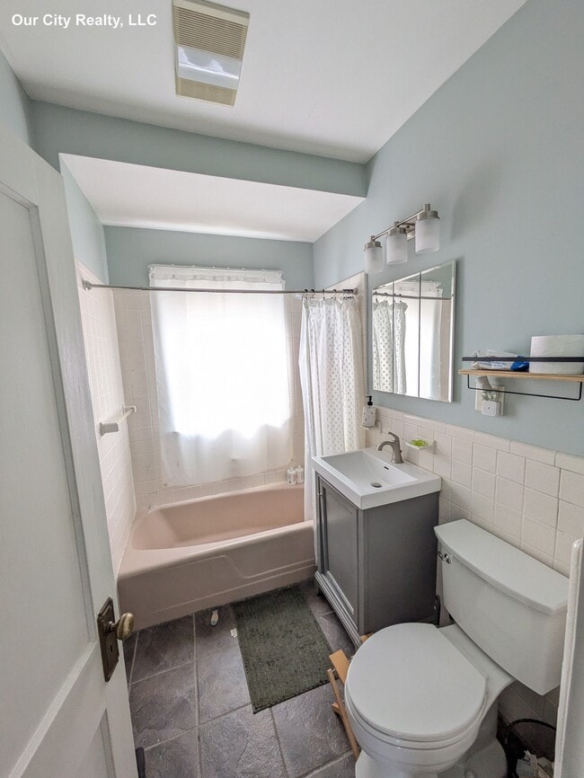 Foto del edificio - 64 Ten Hills Rd