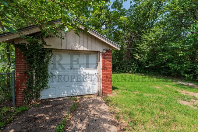Building Photo - 839 N Oliver St