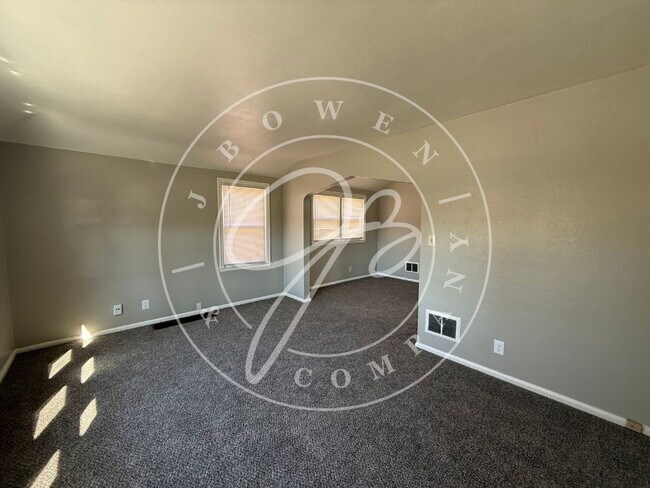 Foto del edificio - "Charming 2-Bed upper Duplex on Wyckliffe Parkway – Cozy Living Awaits!"