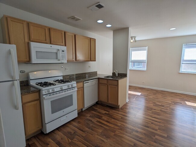 Building Photo - 5953 N Kenmore Ave