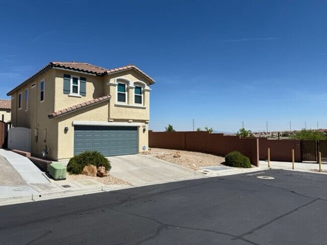 Building Photo - Spacious 4-Bedroom Home with Loft, Views &...