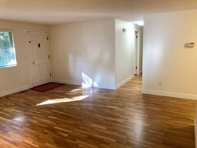 Building Photo - Charming 3 Bedroom in Cottage Lake