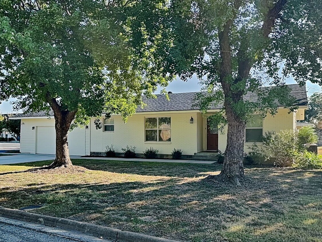 Charming Brick Home in the Heart of Richland Hills – Birdville ISD - Charming Brick Home in the Heart of Richland Hills – Birdville ISD