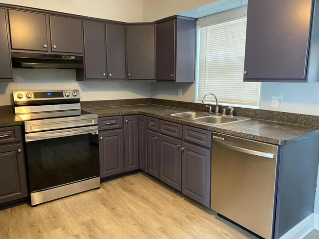 Building Photo - 2613 Drake Dr