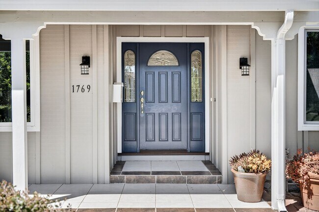 Foto del edificio - 2,003 Sq Ft Modern 4BR/2BA: Solar, EV Charging & Private Orchard!