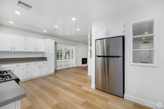 3 habitaciones, 2 baños - 1352 pies cuadrados - Cocina - 17178 McKeever St