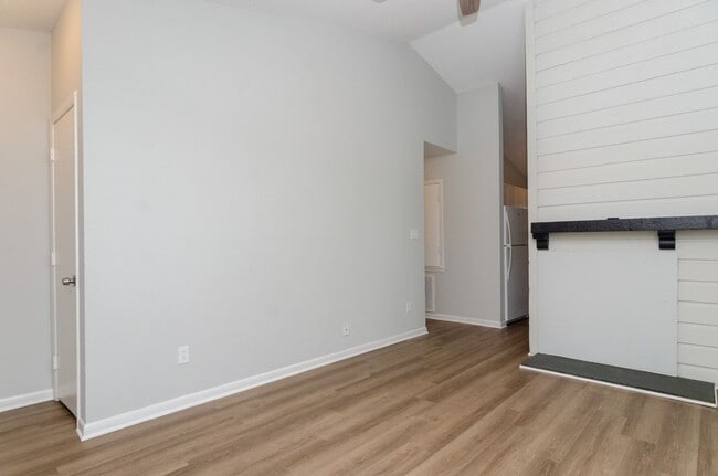 Building Photo - 735 Varsity Dr