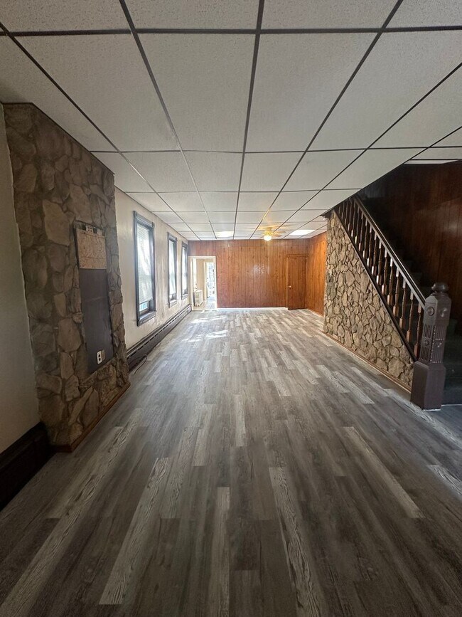 Building Photo - Large 3 bed, 2 full bath