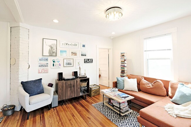 Building Photo - Charming & Updated Pet-Friendly Belmont Rental