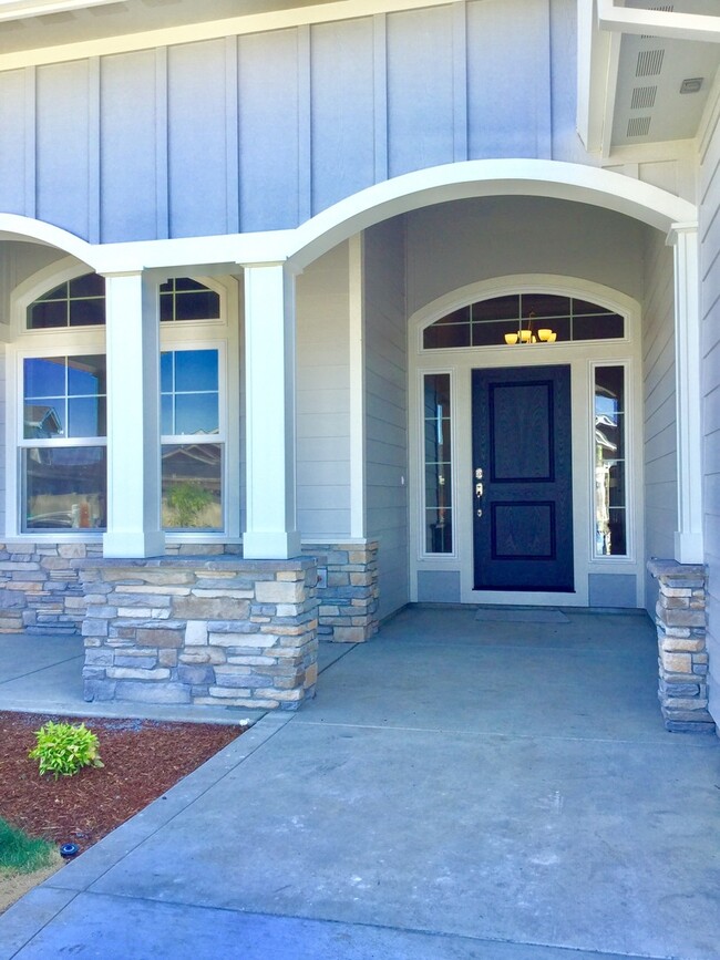 Building Photo - Stunning Newer Build in Stonegate Estates!!