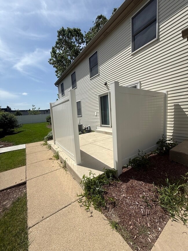 Building Photo - 121 Spuhler Dr