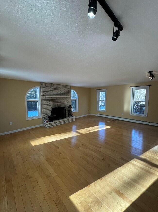 Building Photo - 6 White Oak Ln