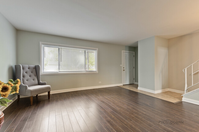 Foto del edificio - 323 Cherry Valley Rd