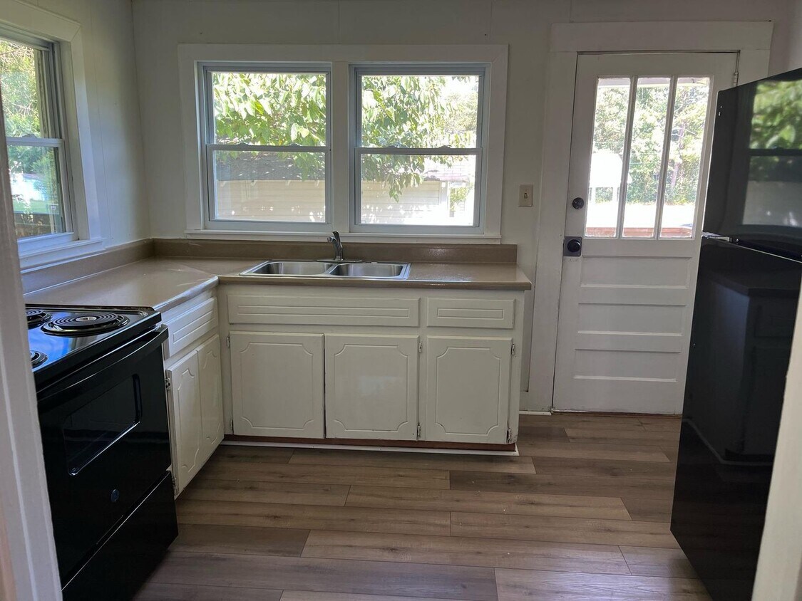 Building Photo - 306 S Church Ave