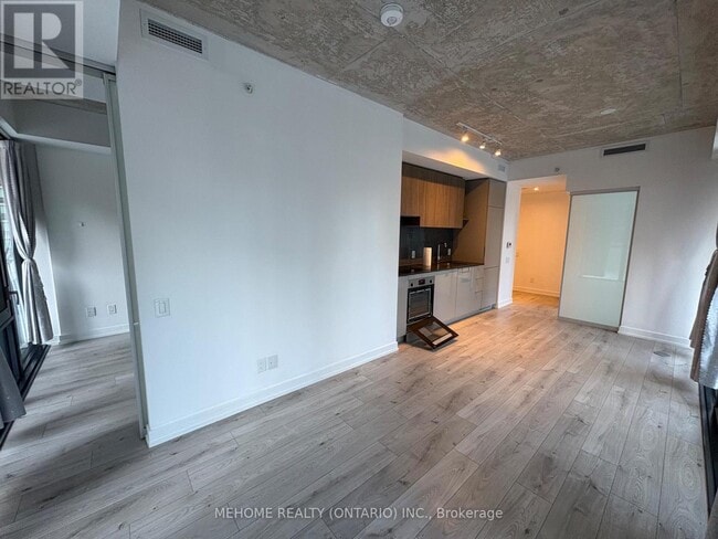 Photo du bâtiment - 161 Roehampton Ave