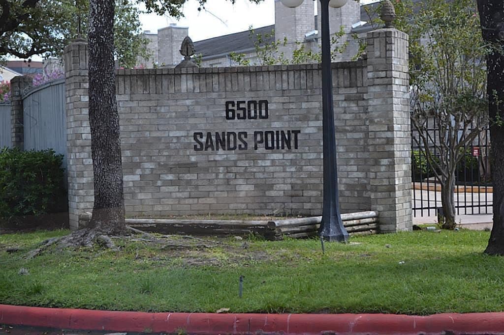 Gated entrance - 6500 Sands Point Dr