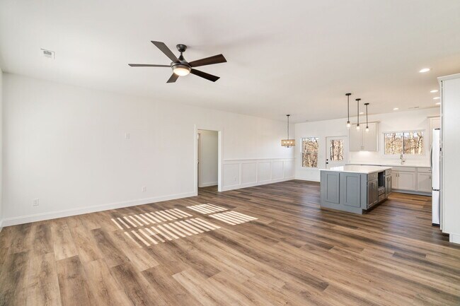 Building Photo - 309 Country Ln
