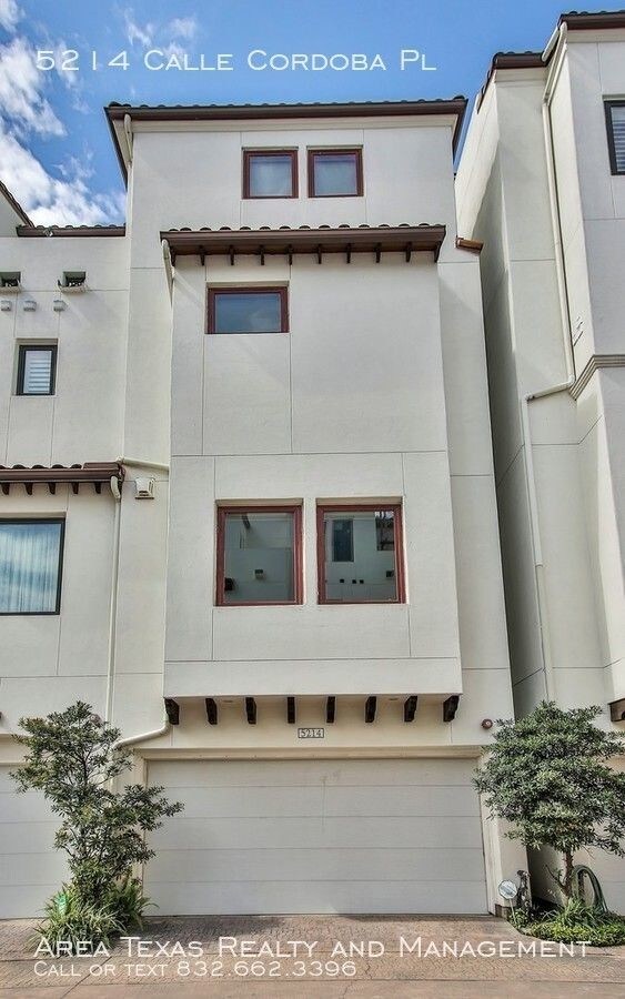 Building Photo - Three Bedroom Spanish Villa