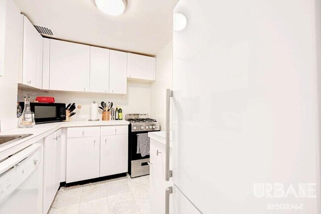 Building Photo - 2 bedroom in NEW YORK NY 10014