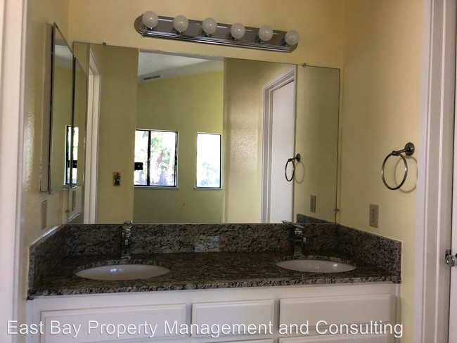 Foto del edificio - 3 br, 2.5 bath House - 408 Branham Lane E