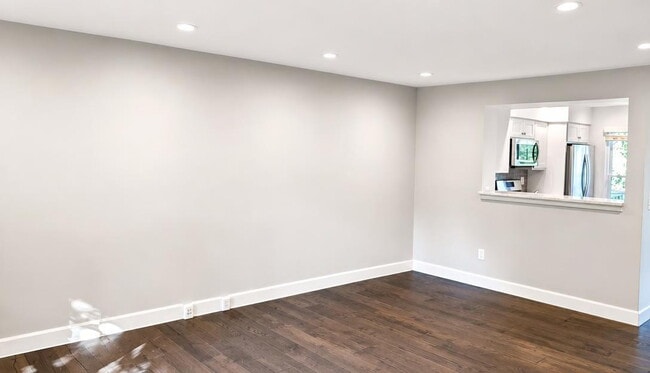 Building Photo - Charming Three-Bedroom Townhome in a Prime Ashburn Location