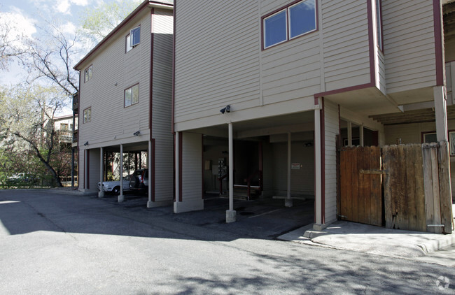 Building Photo - Maple Creek