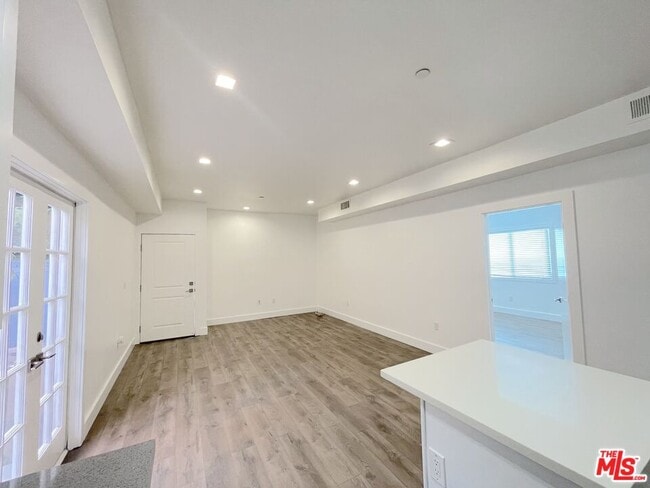 Building Photo - 1209 N Beachwood Dr