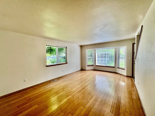 Foto del edificio - Spacious 4 BD + Den