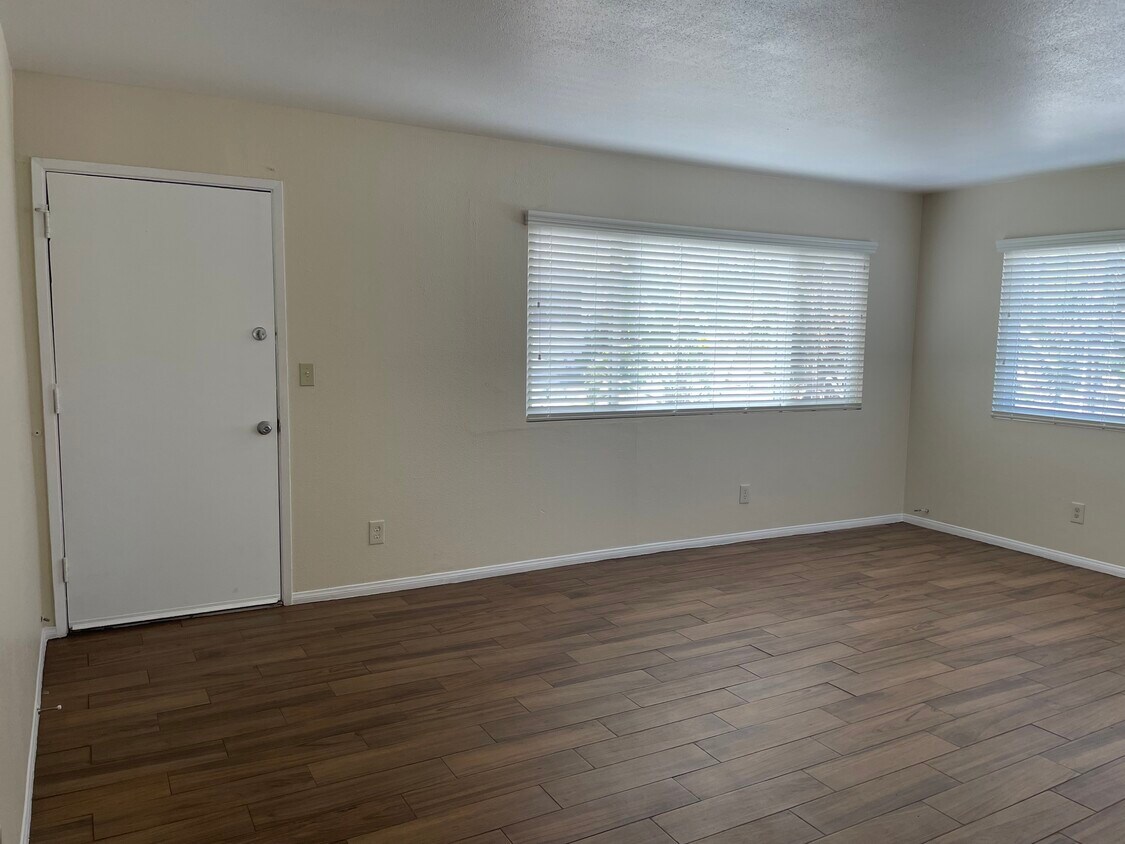 Living room - 1204 N Park Western Dr