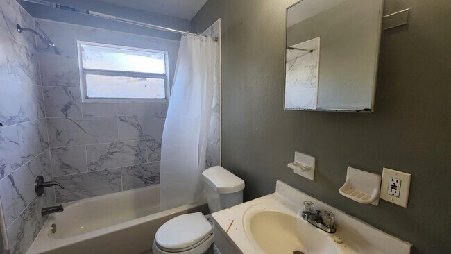 Foto del edificio - 8209 N. 17th St. Unit A-B