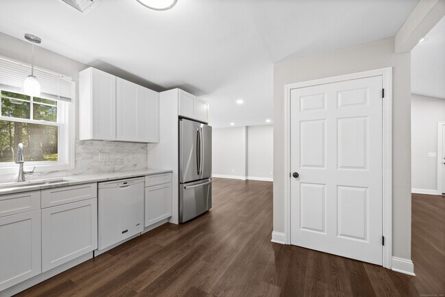 Building Photo - 237 Elmwood Cir