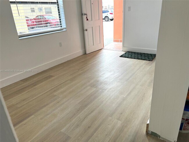 Foto del edificio - 4500 Ludlam Rd