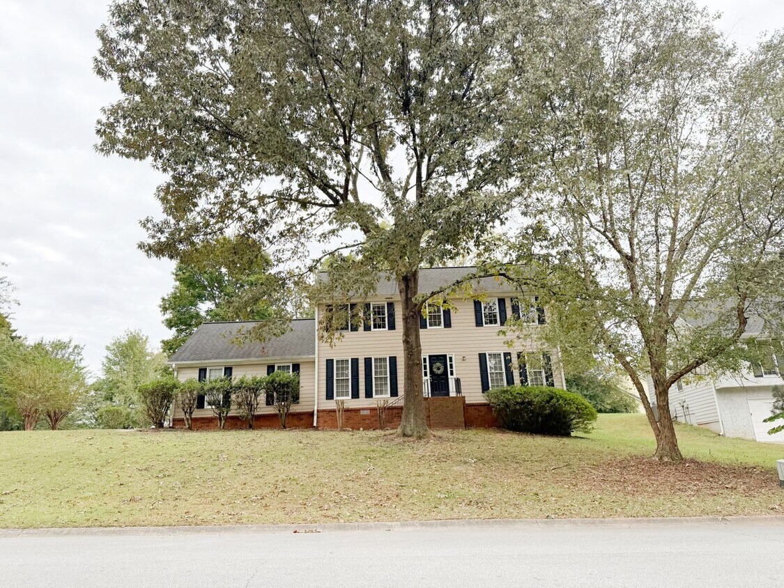 Primary Photo - 3 bedroom Home with brand new Carpet and L...