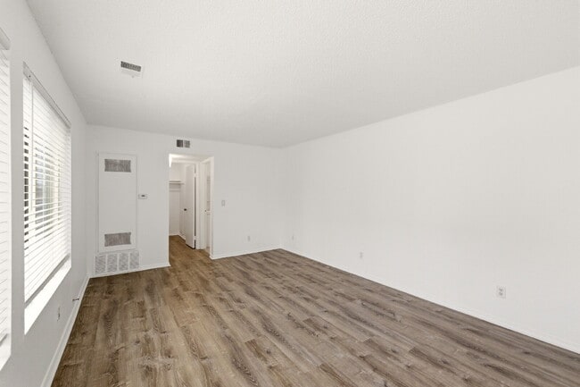 Foto del edificio - Beautiful Totally Remodeled Studio Home - Available Immediately!