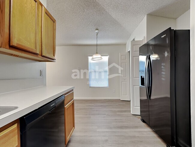 Foto del edificio - 8722 Star Leaf Rd N