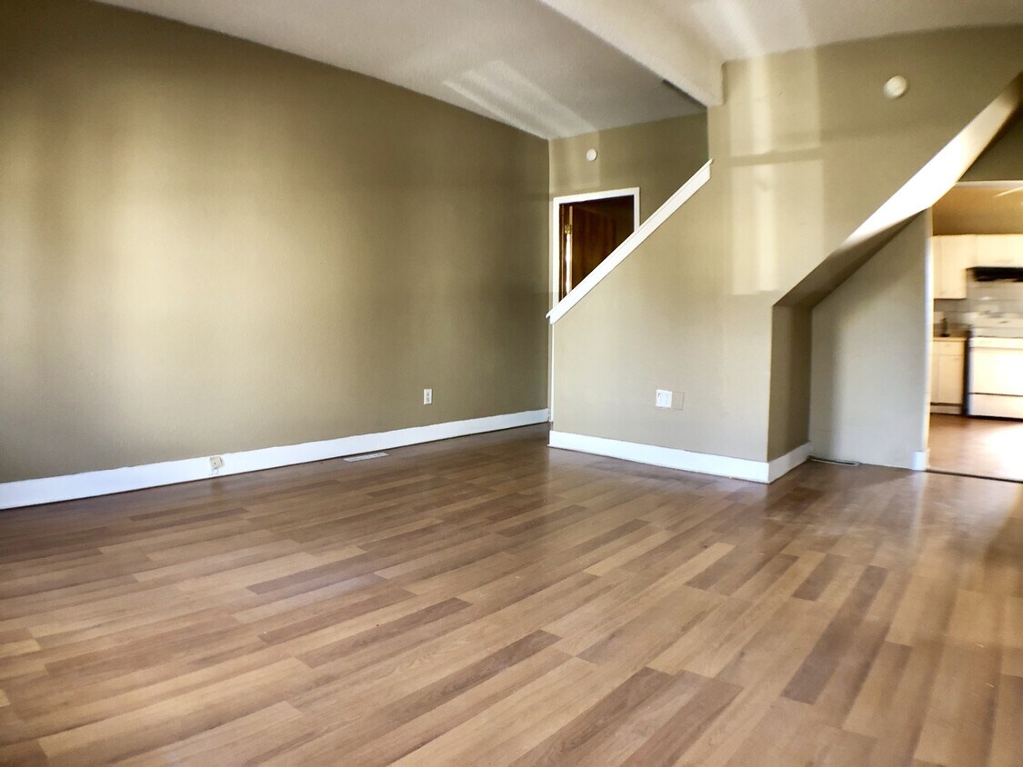 Primary Photo - Beautifully updated 3 BR near Kosciuszko Park