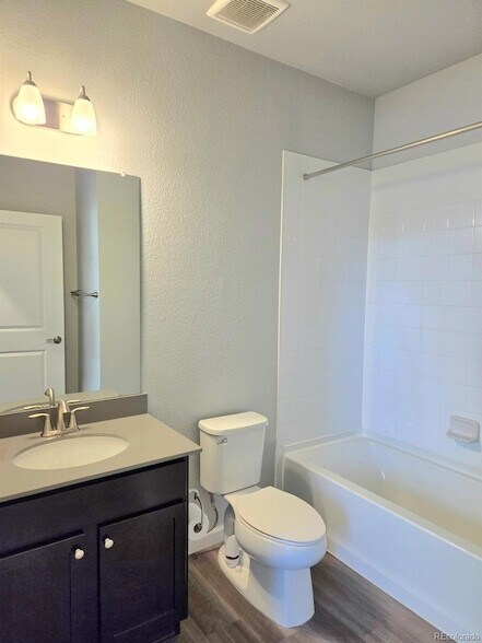 Foto del edificio - 2220 Santini Trl