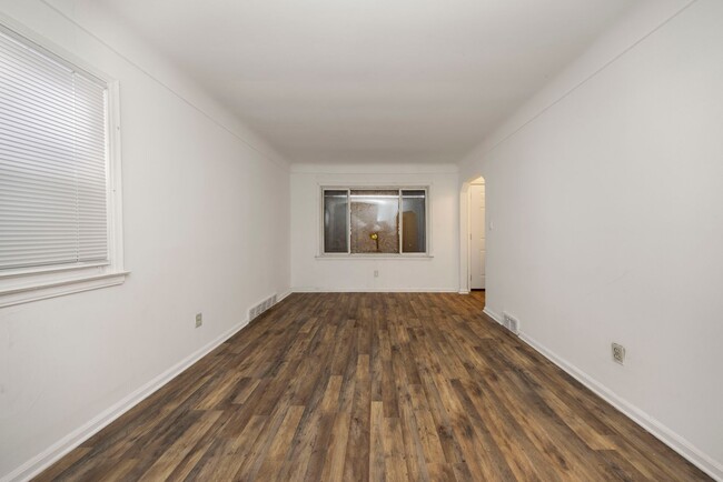 Building Photo - 3 bedroom bungalow $1200/month
