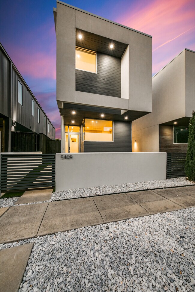 Building Photo - 5409 Melrose Ave