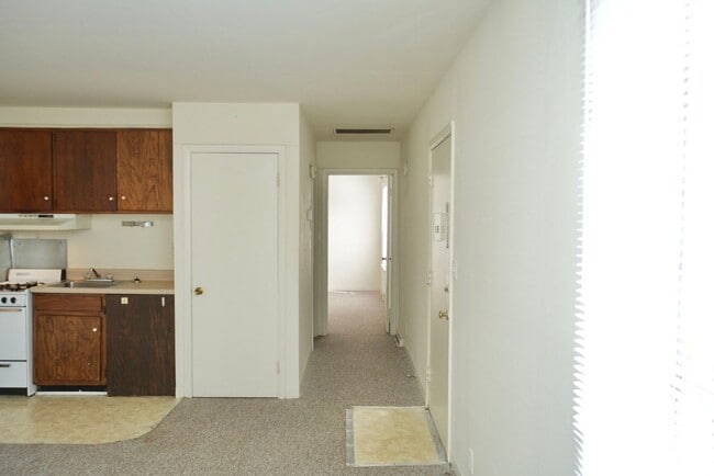 Building Photo - One Bedroom Available at Arlington Court