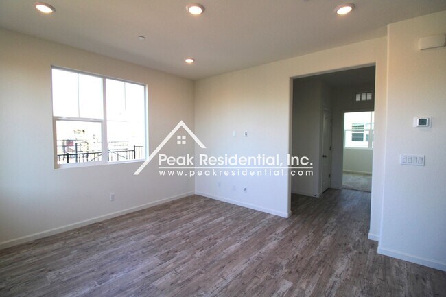 Foto del edificio - Newer 4bd/3ba Folsom Home with 2 Car Garage