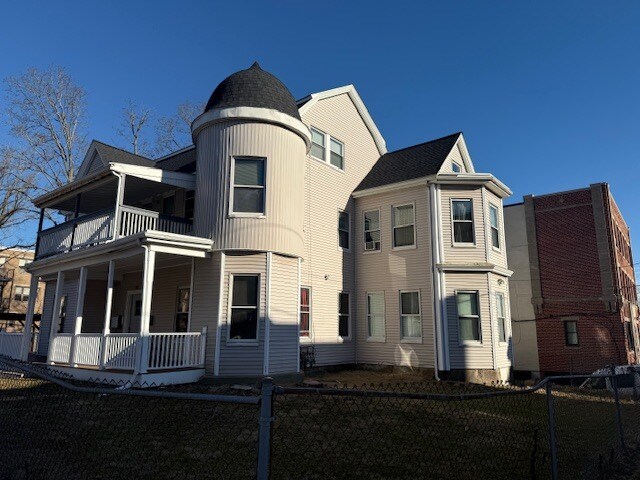 Building Photo - 92 Maple St