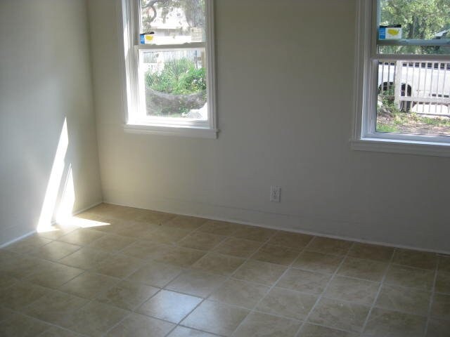 Building Photo - 406 6th Ave N