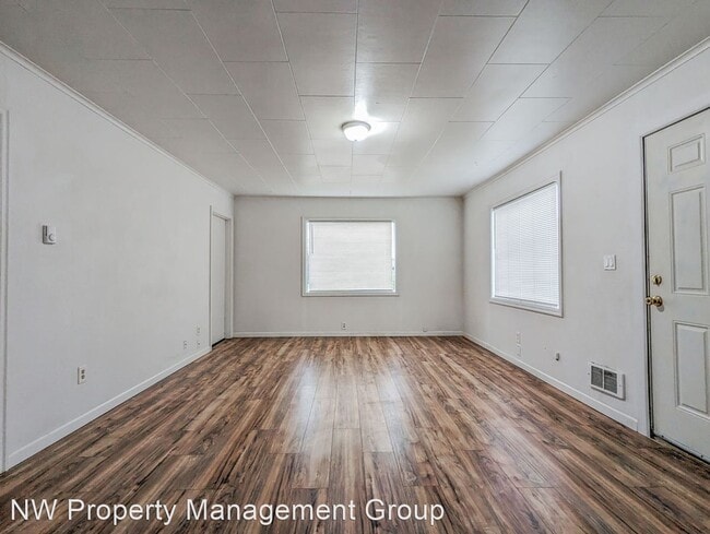 Building Photo - 2 br, 1 bath House - 702 E 3rd Street