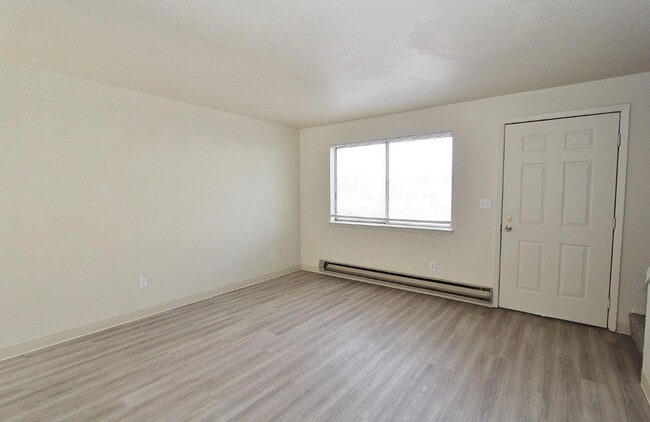 Building Photo - 215 E Bird Ave