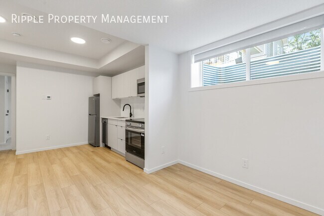 Building Photo - Modern 1 Bed, 1 Bath Basement/Lower | No P...