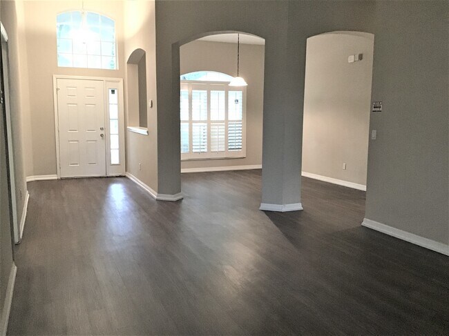 Building Photo - 2042 Ancient Oak Drive