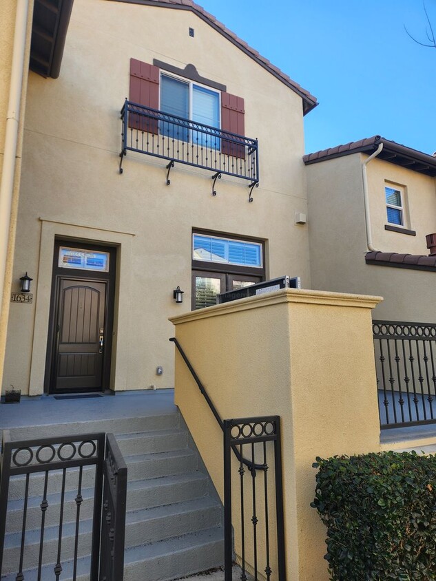 Foto principal - Stunning 3-Bedroom Townhome with Modern Up...