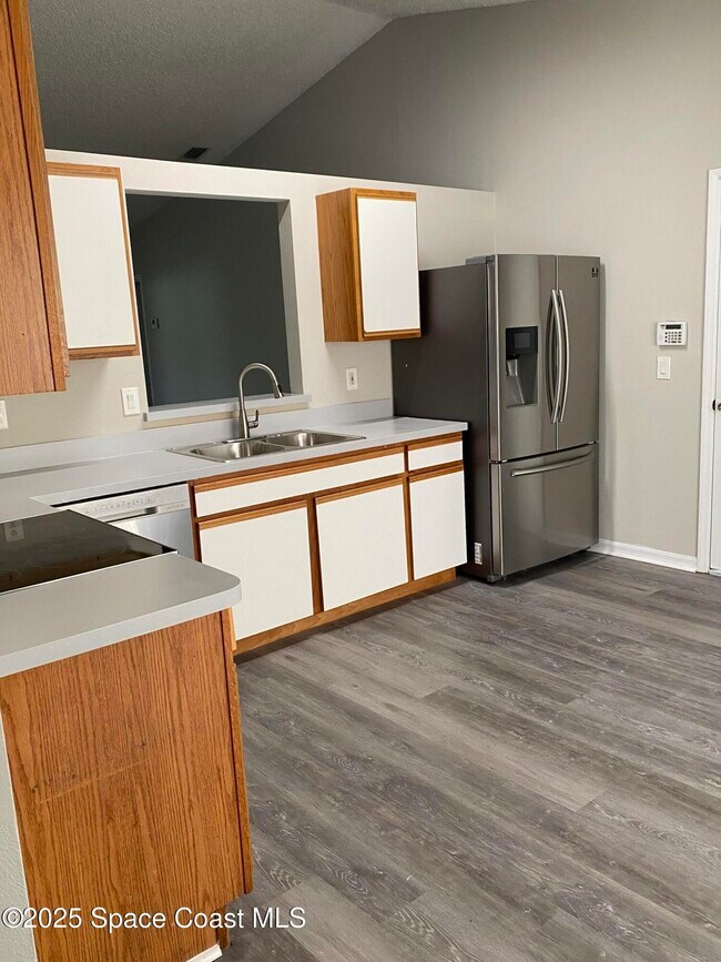 Foto del edificio - 570 Nackman Rd NW